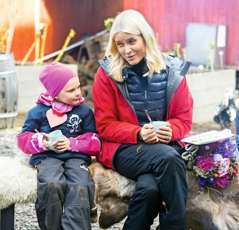 HYGGELIG PRAT: Mette-Marit tok seg god tid til å snakke med flere av barna, mens de koste seg med hønsesuppen. HYGGELIG PRAT: Mette-Marit tok seg god tid til å snakke med flere av barna, mens de koste seg med hønsesuppen.