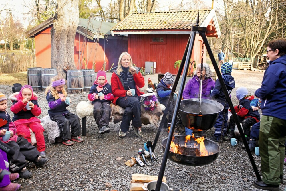 BÅLKOS: Både Mette-Marit og barnehagebarna var skjønt enige om at det både er gøy og spennende å gå på tur. Her koser de seg rundt bålet. BÅLKOS: Både Mette-Marit og barnehagebarna var skjønt enige om at det både er gøy og spennende å gå på tur. Her koser de seg rundt bålet.