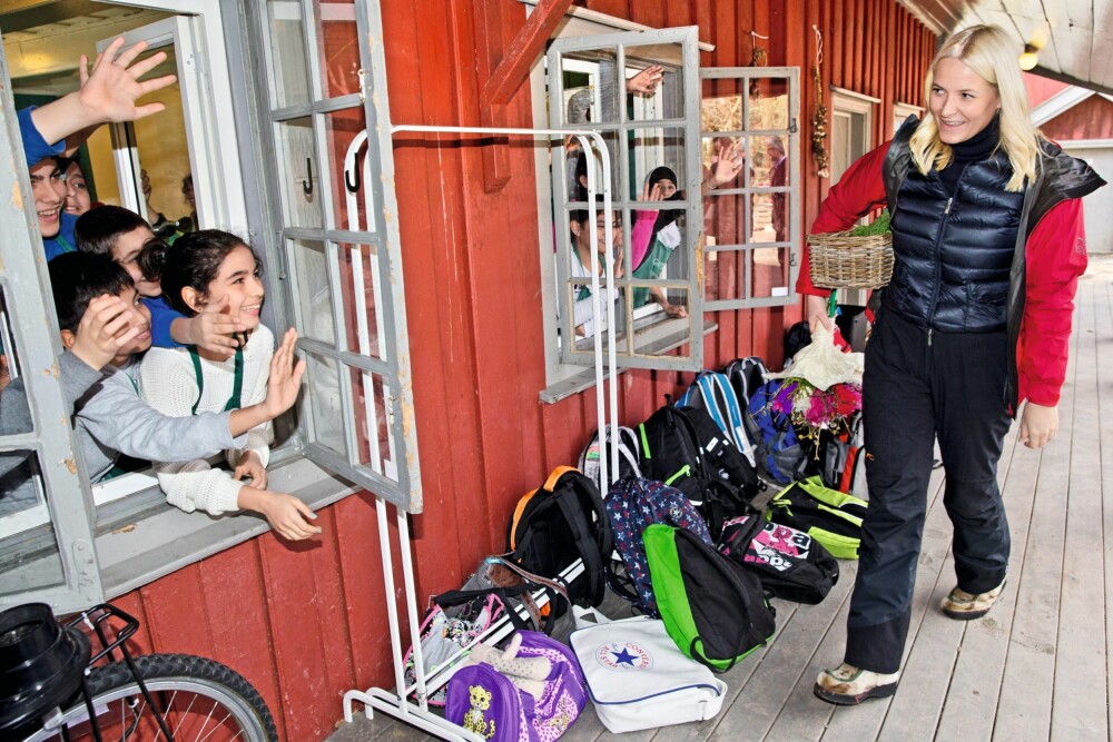 TAKK FOR NÅ: Kronprinsesse Mette-Marit koste seg tydelig under besøket. Og det var ingen tvil om at barna fra Nittedal synes det var stas å møte en kongelig. TAKK FOR NÅ: Kronprinsesse Mette-Marit koste seg tydelig under besøket. Og det var ingen tvil om at barna fra Nittedal synes det var stas å møte en kongelig.