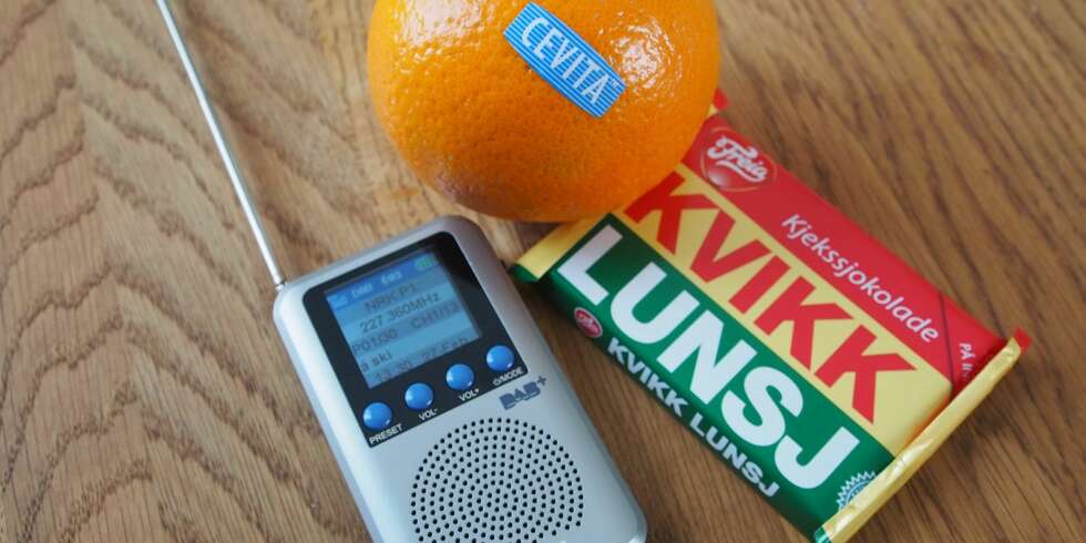 KOR SKA VI REIS HEN: Med denne vesle DAB+-radioen er du klar til NRKs Påskelabyrinten og annen radiounderholdning nesten uansett hvor du oppholder deg i påsken. KOR SKA VI REIS HEN: Med denne vesle DAB+-radioen er du klar til NRKs Påskelabyrinten og annen radiounderholdning nesten uansett hvor du oppholder deg i påsken.