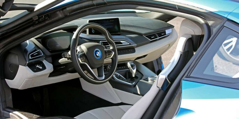 OPTIMALT: Interiøret er typisk BMW veldig forseggjort og av god kvalitet. Sittestilling og ergonomi like så, om du kommer deg inn vel å merke. Den brede, høye kanalterskelen og den slanke døråpningen gjør at du må åle deg inn. OPTIMALT: Interiøret er typisk BMW veldig forseggjort og av god kvalitet. Sittestilling og ergonomi like så, om du kommer deg inn vel å merke. Den brede, høye kanalterskelen og den slanke døråpningen gjør at du må åle deg inn.