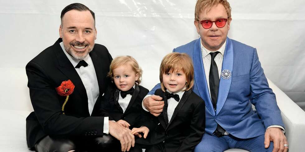 FIRE I FAMILIEN: Superstjernen Elton John (t.h.) og partneren David Furnish forsvarer sine to sønner Elijah (t.v.) og Zachary med nebb og klør. Her er hele familien samlet i Los Angeles i februar. FIRE I FAMILIEN: Superstjernen Elton John (t.h.) og partneren David Furnish forsvarer sine to sønner Elijah (t.v.) og Zachary med nebb og klør. Her er hele familien samlet i Los Angeles i februar.