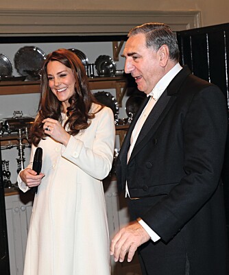 I GODT SELSKAP: Kate lo hjertelig da Jim Carter, som spiller Mister Carson, serverte henne en vits mens hun inspiserte rommet med sølvtøy. I GODT SELSKAP: Kate lo hjertelig da Jim Carter, som spiller Mister Carson, serverte henne en vits mens hun inspiserte rommet med sølvtøy.
