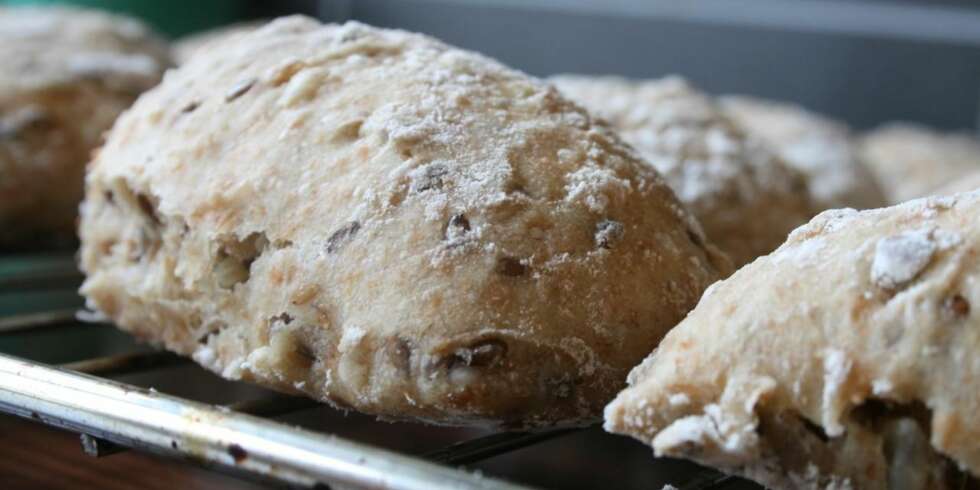 SAFTIGE RUNDSTYKKER: Luftige speltrundstykker med frø er perfekt både til frokost og lunsj. SAFTIGE RUNDSTYKKER: Luftige speltrundstykker med frø er perfekt både til frokost og lunsj.