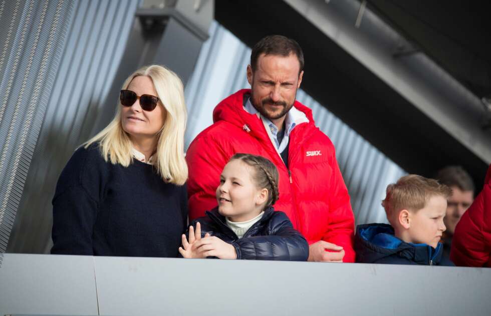 SIKKERT VALG: For Mette-Marit og kronprins Haakon har det vært en selvfølge at
Ingrid Alexandra og Sverre Magnus har fått
vaksine. Her er de under verdenscupen på ski Holmenkollen nylig. SIKKERT VALG: For Mette-Marit og kronprins Haakon har det vært en selvfølge at
Ingrid Alexandra og Sverre Magnus har fått
vaksine. Her er de under verdenscupen på ski Holmenkollen nylig.