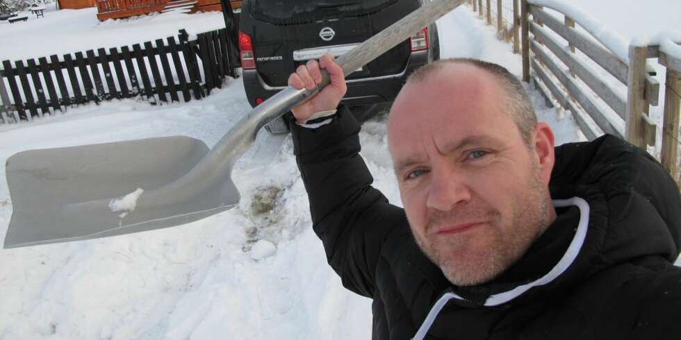 4WD: Jeg ønsker meg firehjulsdrift, men trenger det egentlig ikke, skriver Martin Jansen, redaksjonssjef i Vi Menn Bil Top Gear. På bildet har han tatt spaden til hjelp for å få løs en SUV med firehjulsdrift. 4WD: Jeg ønsker meg firehjulsdrift, men trenger det egentlig ikke, skriver Martin Jansen, redaksjonssjef i Vi Menn Bil Top Gear. På bildet har han tatt spaden til hjelp for å få løs en SUV med firehjulsdrift.