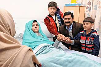 MED FAMILIEN: To uker etter angrepet er Malala på bedringens vei og har fått besøk av pappa Ziauddin Yousafzai og brødrene Khusal (t.v.) og Atal. Moren sitter på andre siden av sengen, men hun vil sjelden la seg avbilde. MED FAMILIEN: To uker etter angrepet er Malala på bedringens vei og har fått besøk av pappa Ziauddin Yousafzai og brødrene Khusal (t.v.) og Atal. Moren sitter på andre siden av sengen, men hun vil sjelden la seg avbilde.
