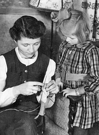 Annichen Sibbern Bøhn og datteren Sidsel ca. 1939. Fotograf ukjent. Annichen Sibbern Bøhn og datteren Sidsel ca. 1939. Fotograf ukjent.