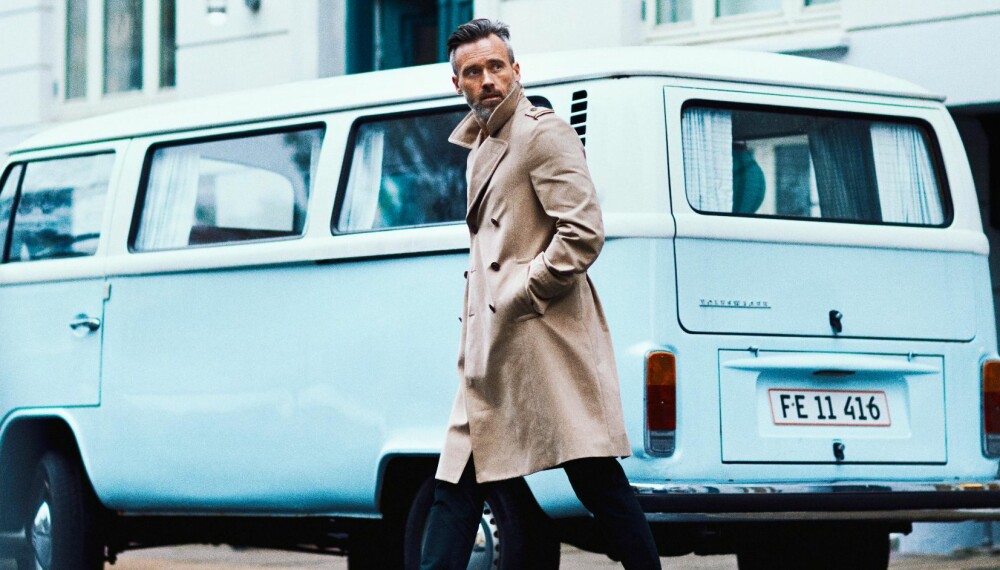 Trenchcoat fra Gucci, kr 14 000,–.
Jeans fra Calvin Klein Platinum, kr 1100,–.
Trenchcoat fra Gucci, kr 14 000,–.
Jeans fra Calvin Klein Platinum, kr 1100,–.