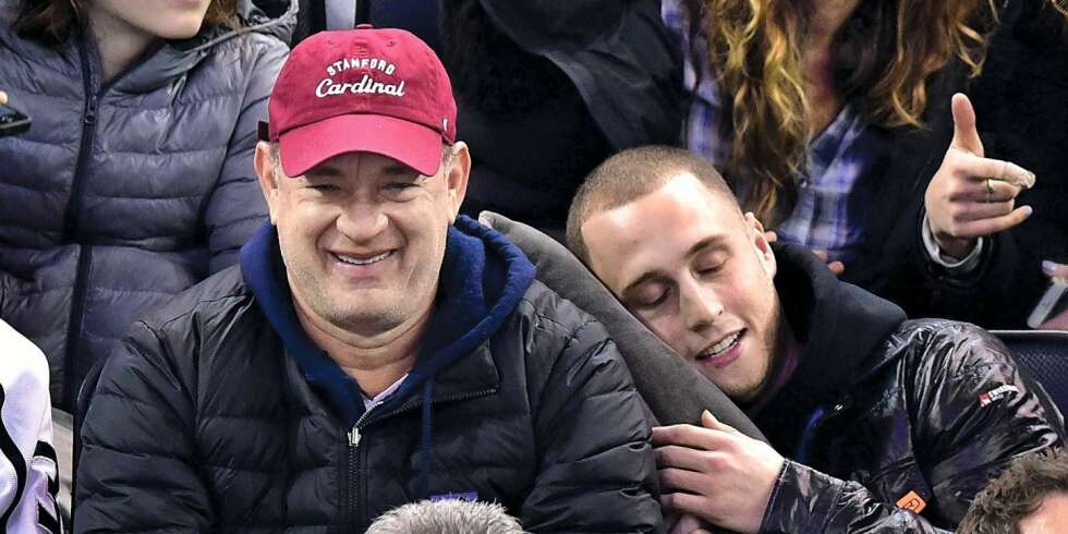 NÆRT FORHOLD: Etter mange tøffe år som rusmisbruker er Chester Hanks endelig rusfri. Pappa Tom Hanks har vært en god støtte – både psykisk og helt bokstavelig, som her på hockeykamp. NÆRT FORHOLD: Etter mange tøffe år som rusmisbruker er Chester Hanks endelig rusfri. Pappa Tom Hanks har vært en god støtte – både psykisk og helt bokstavelig, som her på hockeykamp.