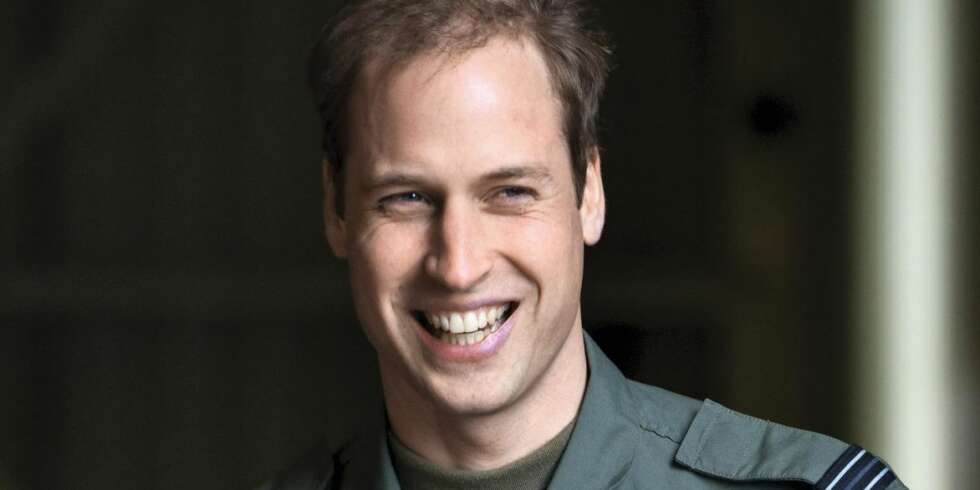 KJEKK I UNIFORM: Prins William bytter ut RAFs pilotuniform med en annen når han nå blir ambulansepilot. KJEKK I UNIFORM: Prins William bytter ut RAFs pilotuniform med en annen når han nå blir ambulansepilot.