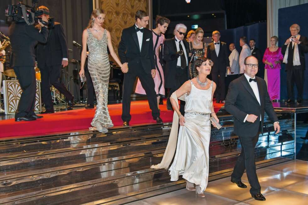 STILIG ENTRÉ: En invitasjon til Roseballet står høyt på listen til de rike og mektige. Her ankommer fyrst Albert og prinsesse Caroline. STILIG ENTRÉ: En invitasjon til Roseballet står høyt på listen til de rike og mektige. Her ankommer fyrst Albert og prinsesse Caroline.