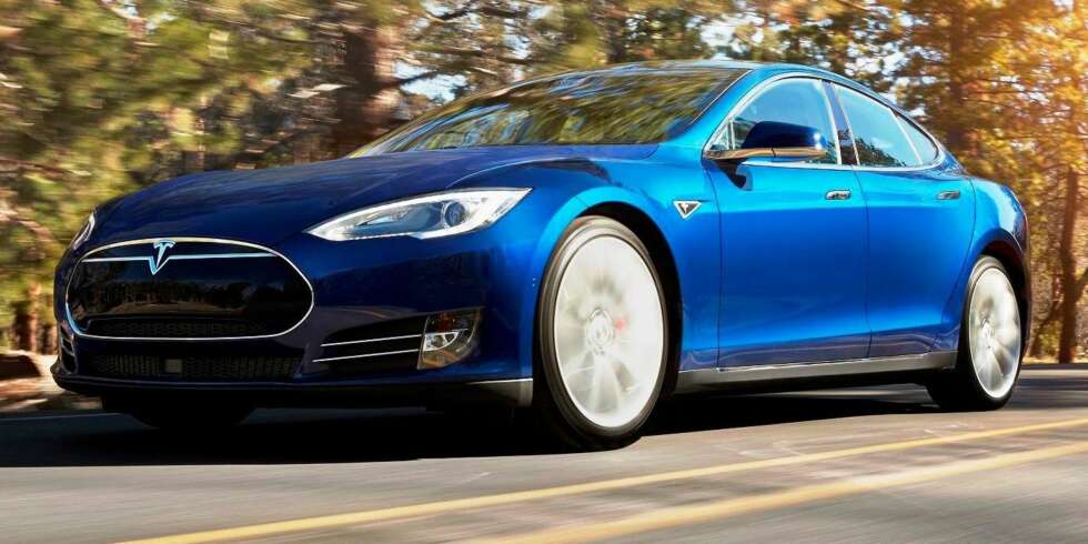 TESLA: Tesla Model S 70D vil koste fra 573.100 kroner. Her er den i Ocean Blue-farge. FOTO: Tesla TESLA: Tesla Model S 70D vil koste fra 573.100 kroner. Her er den i Ocean Blue-farge. FOTO: Tesla