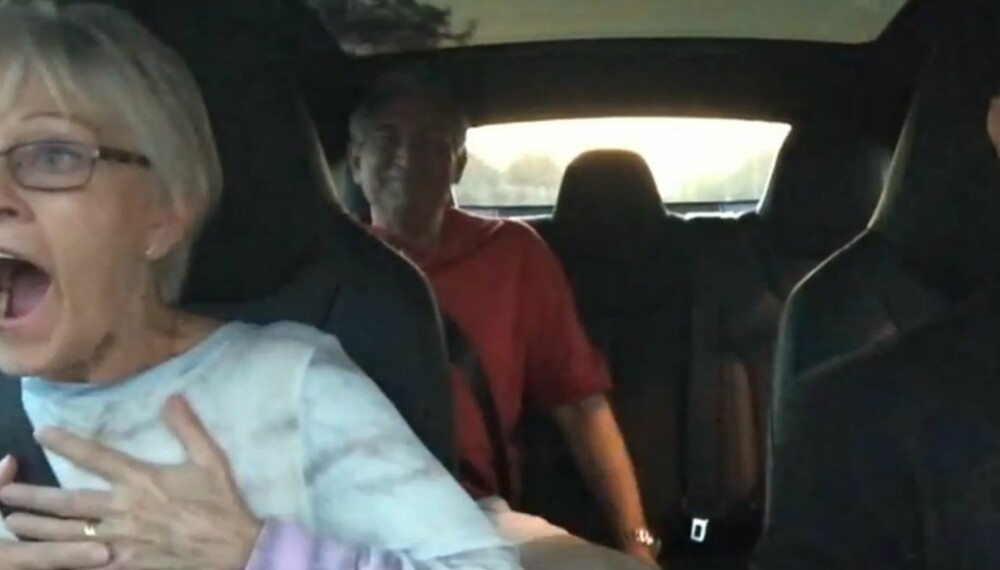 NESTEN INFARKT: Sjåføren sier han skal telle til tre før han gir gass, men gir flatt jern allerede på "en". 3,4 sekunder senere går det i 100 km/t. NESTEN INFARKT: Sjåføren sier han skal telle til tre før han gir gass, men gir flatt jern allerede på "en". 3,4 sekunder senere går det i 100 km/t.