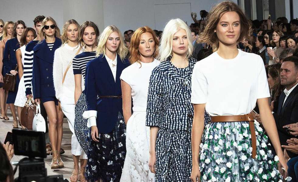 PÅ CATWALKEN: Da designer Michael Kors viste frem sin vår/sommer kolleksjon for 2015, hadde samtlige modeller hår som var stylet som om det ikke var stylet i det hele tatt. FOTO: Stella Pictures PÅ CATWALKEN: Da designer Michael Kors viste frem sin vår/sommer kolleksjon for 2015, hadde samtlige modeller hår som var stylet som om det ikke var stylet i det hele tatt. FOTO: Stella Pictures