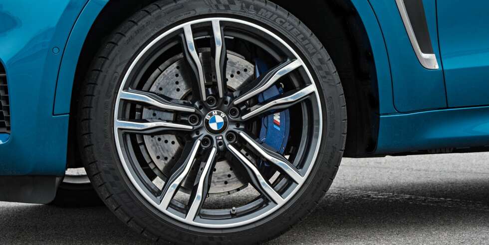 SKREDDERSYDD: Michelin-dekkene er spesiallaget for X6 M. FOTO: BMW SKREDDERSYDD: Michelin-dekkene er spesiallaget for X6 M. FOTO: BMW
