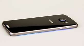 KAMERA: Galaxy S6 er utstyrt med et god kamera. Selve objektivet stikker litt ut og gjør at mobilen vipper litt når du bruker den liggende på et flatt underlag. KAMERA: Galaxy S6 er utstyrt med et god kamera. Selve objektivet stikker litt ut og gjør at mobilen vipper litt når du bruker den liggende på et flatt underlag.