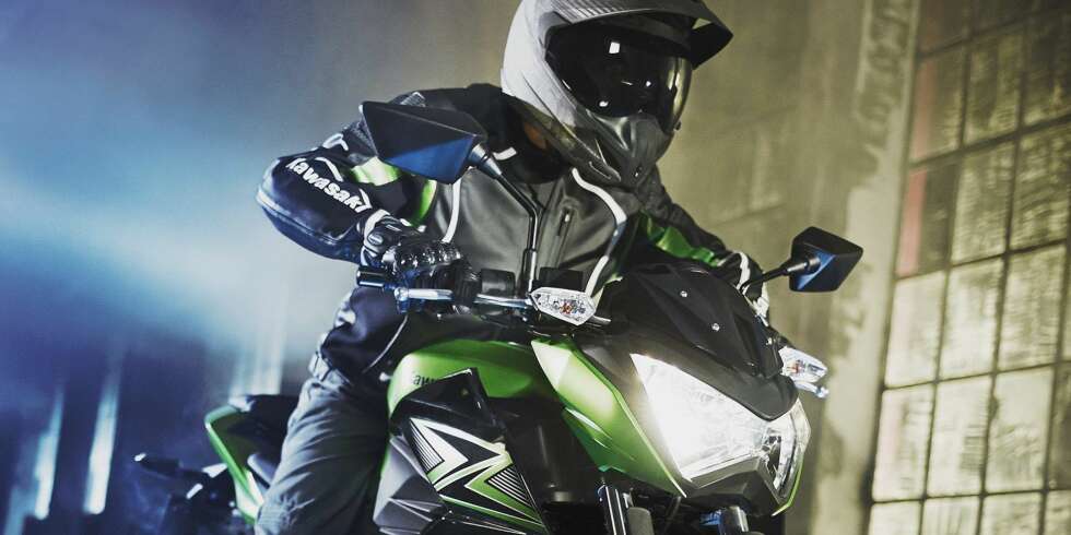 SKINNET BEDRAR: Kawazaki Z300 hat et utseende som påkaller oppmerksomhet. Den ser kanskje dyr ut, men koster rett over 70.000 kroner. FOTO: Produsent SKINNET BEDRAR: Kawazaki Z300 hat et utseende som påkaller oppmerksomhet. Den ser kanskje dyr ut, men koster rett over 70.000 kroner. FOTO: Produsent