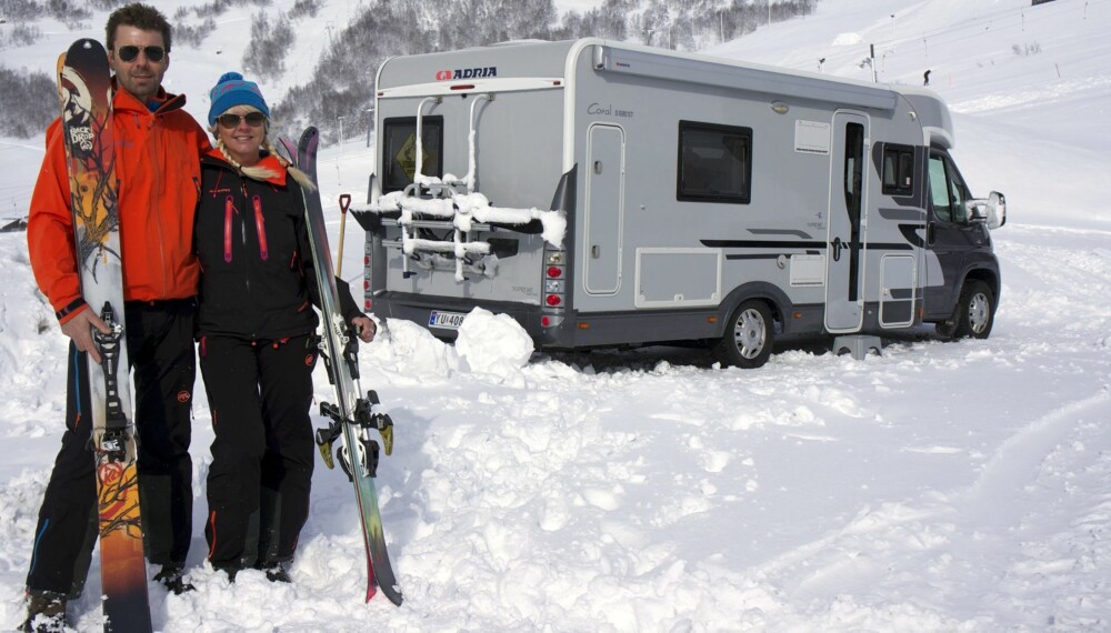 SKI IN - SKI OUT: For samboerne Eirin Heiland (49) og Jan Erik Bye (46) fra Sandefjord er bobil den perfekte løsningen når suget etter puddersnø melder seg. FOTO: Geir Svardal SKI IN - SKI OUT: For samboerne Eirin Heiland (49) og Jan Erik Bye (46) fra Sandefjord er bobil den perfekte løsningen når suget etter puddersnø melder seg. FOTO: Geir Svardal