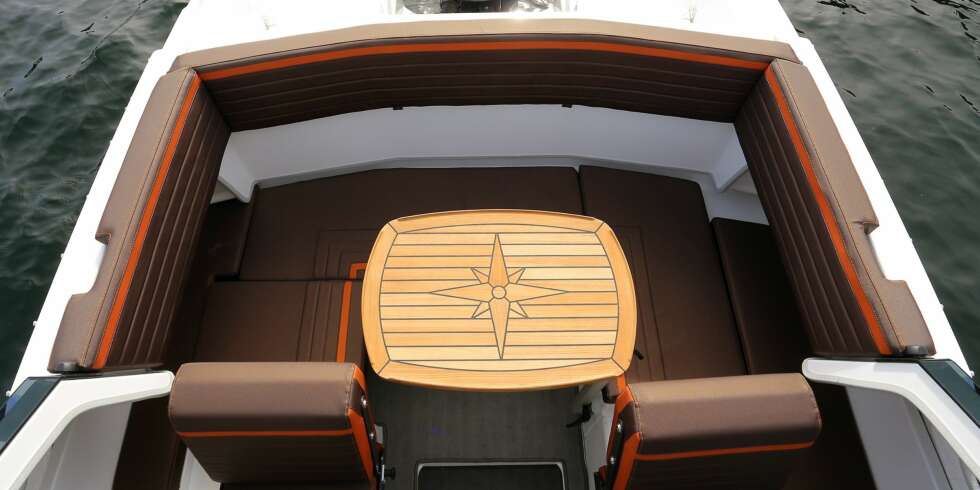 BARNEVENNLIG: Aktersofaen er mindre enn på tilsvarende daycruiser- eller bowridermodeller fra Yamarin. Til gjengjeld er sofaen dyp og det er ingen fare for at noen av småtassene skal ta seg en ufrivillig tur ut av cockpiten. FOTO: Terje Bjørnsen BARNEVENNLIG: Aktersofaen er mindre enn på tilsvarende daycruiser- eller bowridermodeller fra Yamarin. Til gjengjeld er sofaen dyp og det er ingen fare for at noen av småtassene skal ta seg en ufrivillig tur ut av cockpiten. FOTO: Terje Bjørnsen