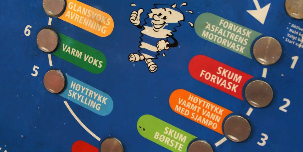 ALT-I-ETT: I selvvask-hallen er vannet varmt og du har tilgang til de nødvendig produktene for en skinnende ren bil, men du kan fint hoppe over noen av vaskeprogrammene. ALT-I-ETT: I selvvask-hallen er vannet varmt og du har tilgang til de nødvendig produktene for en skinnende ren bil, men du kan fint hoppe over noen av vaskeprogrammene.
