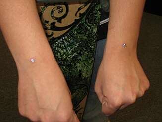 IKKE BRA: Piercing ved håndleddet bør du holde deg langt unna. IKKE BRA: Piercing ved håndleddet bør du holde deg langt unna.