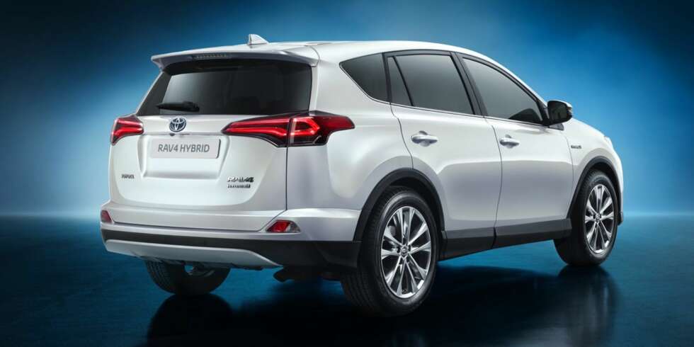SUV: Toyota RAV4 Hybrid AWD er ventet til Norge tidlig neste år. Prisene er ikke klare, men beskjedne utslipp kan resultere i en prisgunstig SUV: FOTO: Toyota SUV: Toyota RAV4 Hybrid AWD er ventet til Norge tidlig neste år. Prisene er ikke klare, men beskjedne utslipp kan resultere i en prisgunstig SUV: FOTO: Toyota
