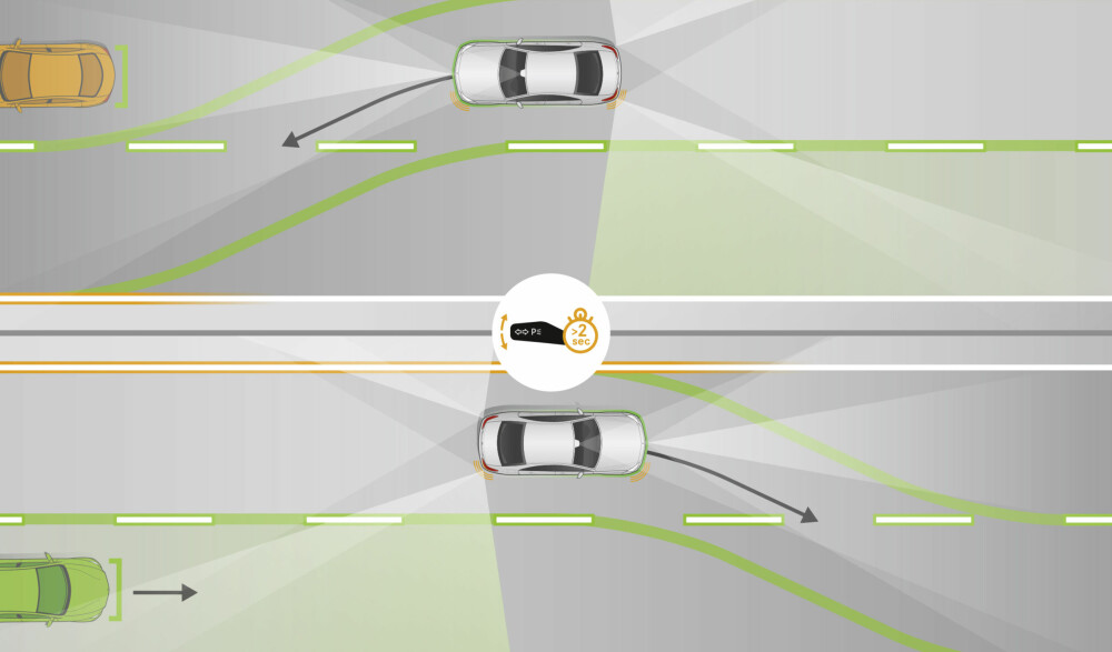 SELVKJØRT: Ved hjelp av Active Lane Change-assist kan bilen selv bytte fil når du kjører på motorveien. SELVKJØRT: Ved hjelp av Active Lane Change-assist kan bilen selv bytte fil når du kjører på motorveien.