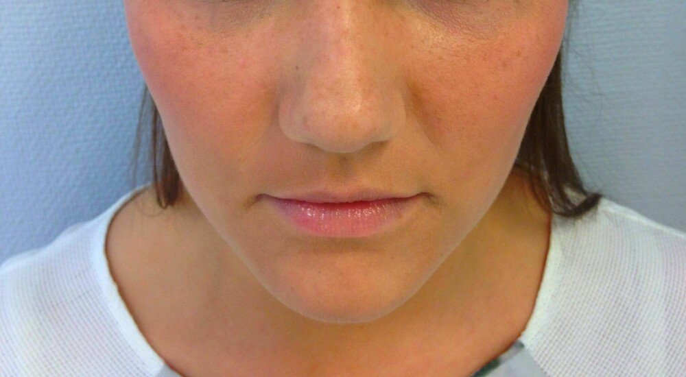 LETT SMINKE: Legg en naturlig makeup, og la gjerne fregnene komme til syne under sminken. LETT SMINKE: Legg en naturlig makeup, og la gjerne fregnene komme til syne under sminken.