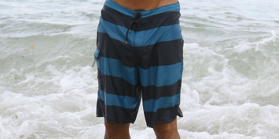 - DROPP FOR ALL DEL BERMUDASHORTSEN: - Speedo og bermudashorts er to varianter som du garantert kan la ligge hjemme. Jeg tror de fleste har gravlagt de to variantene nå, sier stylist Jon Lundemoen. - DROPP FOR ALL DEL BERMUDASHORTSEN: - Speedo og bermudashorts er to varianter som du garantert kan la ligge hjemme. Jeg tror de fleste har gravlagt de to variantene nå, sier stylist Jon Lundemoen.