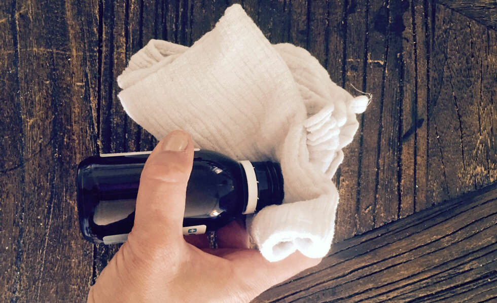 1. PLASTERFJERNER: Hell litt plasterfjerner på en klut. 1. PLASTERFJERNER: Hell litt plasterfjerner på en klut.