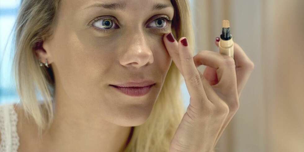 HVORDAN BRUKE CONCEALER: En concealer kan brukes til mye mer enn bare dekke over mørke ringer og kviser. Få med deg makeupartistenes beste triks! HVORDAN BRUKE CONCEALER: En concealer kan brukes til mye mer enn bare dekke over mørke ringer og kviser. Få med deg makeupartistenes beste triks!