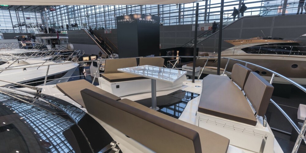 EN AV MANGE: Sittegruppen i baugen er en av mange sosiale soner i Galeon 510 Skydeck. EN AV MANGE: Sittegruppen i baugen er en av mange sosiale soner i Galeon 510 Skydeck.