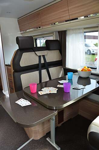 FINE DETALJER: Sittegruppen i 2016-modellen er blitt større. Vi liker også varmeutblåset under sofaen, og bordforlengeren. FINE DETALJER: Sittegruppen i 2016-modellen er blitt større. Vi liker også varmeutblåset under sofaen, og bordforlengeren.