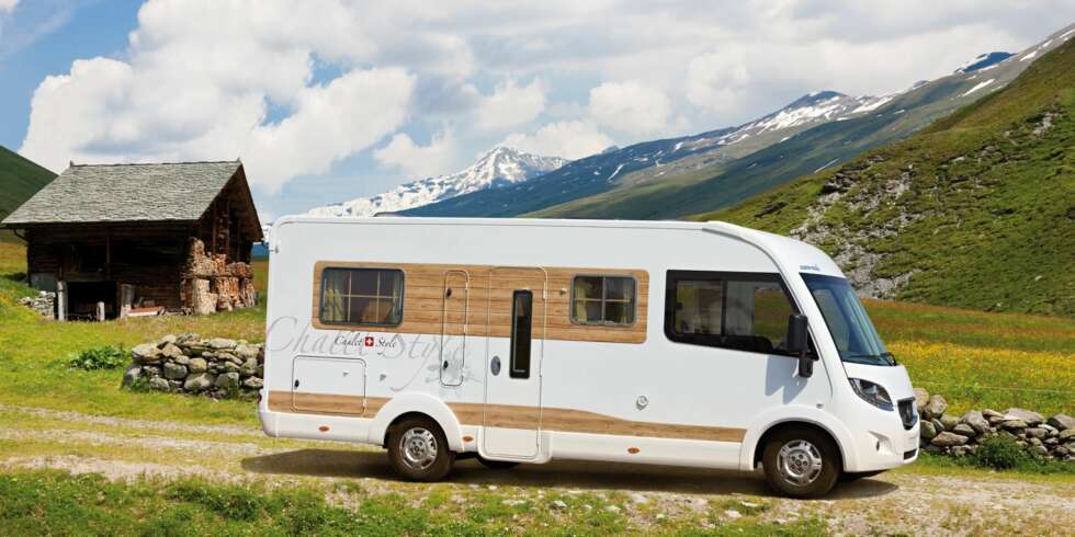 HYTTE-AKTIG: Folie som ligner tre og vinduer med sprosser gir Chalet-Mobil et distinkt utseende. FOTO: Eura Mobil HYTTE-AKTIG: Folie som ligner tre og vinduer med sprosser gir Chalet-Mobil et distinkt utseende. FOTO: Eura Mobil