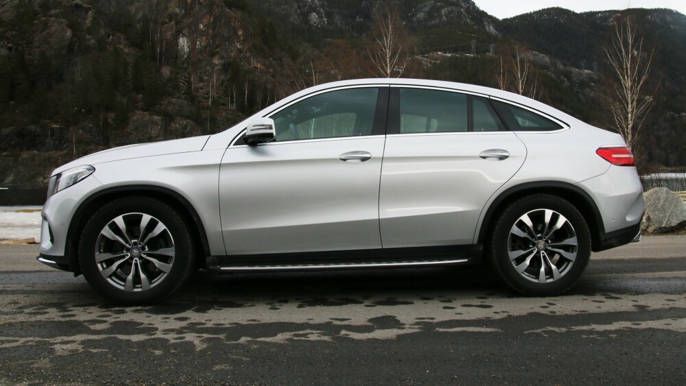 PÅ BEKOSTNING: Coupé-designen og lavere linjer
går på bekostning av sittekomforten i baksetet og plassen i bagasjerommet. PÅ BEKOSTNING: Coupé-designen og lavere linjer
går på bekostning av sittekomforten i baksetet og plassen i bagasjerommet.