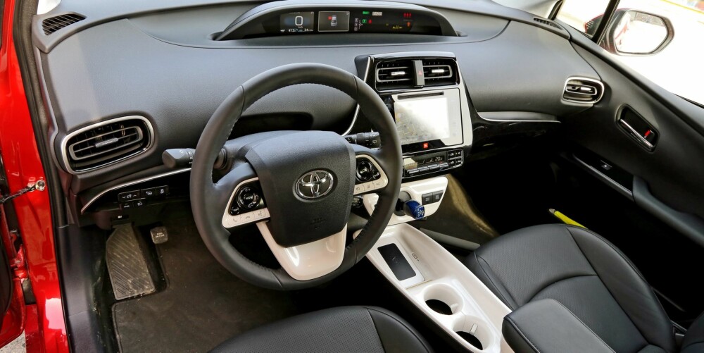 SPESIELT: Det hvite, ekstra motstandsdyktige materialet Toyota bruker i deler av midtkonsollen og oppbevaringstrauet mellom forsetene er, ehhhh…., i beste fall spesielt. SPESIELT: Det hvite, ekstra motstandsdyktige materialet Toyota bruker i deler av midtkonsollen og oppbevaringstrauet mellom forsetene er, ehhhh…., i beste fall spesielt.