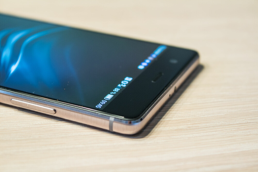 KVALITET: Huawei P9 Plus ser og kjennes ut som en toppmobil, noe også prislappen forteller oss. KVALITET: Huawei P9 Plus ser og kjennes ut som en toppmobil, noe også prislappen forteller oss.