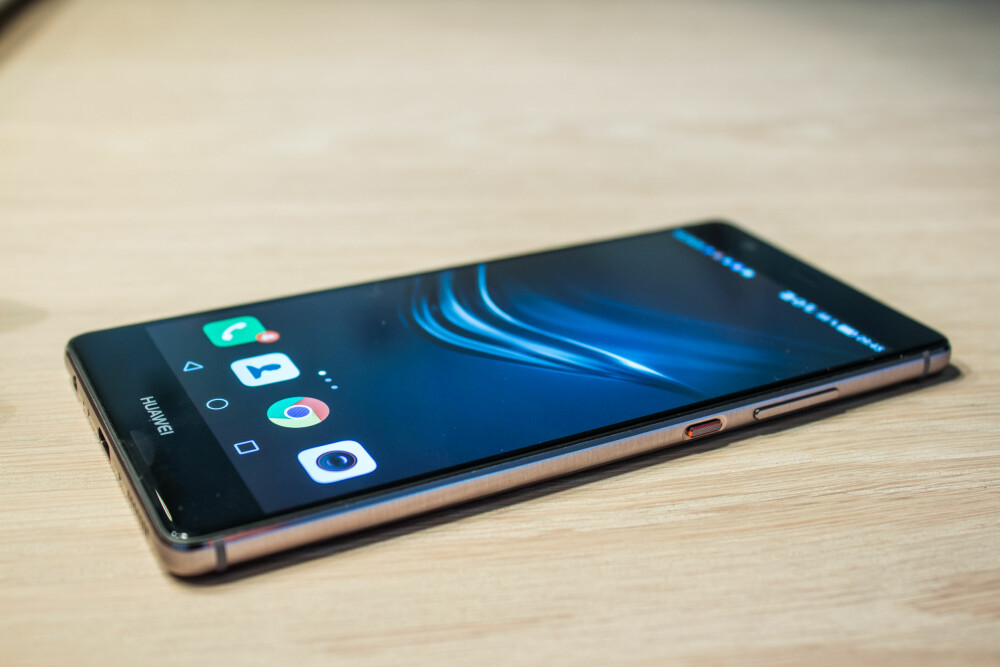 STOR: Huawei P9 Plus har en stor 5,5 tommers skjerm, men den oppleves likevel som en tynn og kompakt mobil. STOR: Huawei P9 Plus har en stor 5,5 tommers skjerm, men den oppleves likevel som en tynn og kompakt mobil.