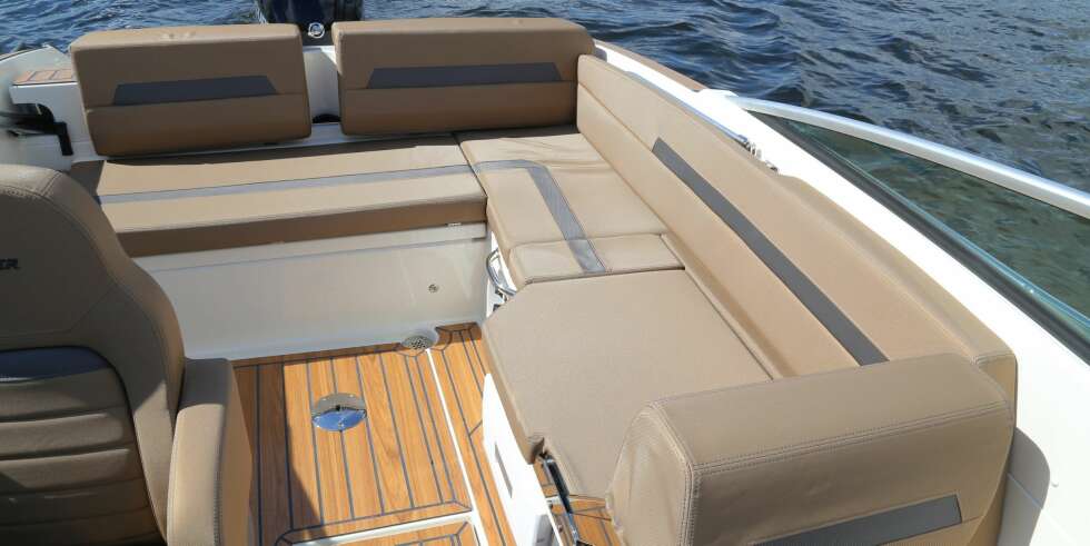 GODT UTNYTTET: Det er uvanlig mye plass i cockpit til å være en båt på 6,1 meter lengde og 2,22 meter bredde. Sofaen kan kompletteres med solputer (standardutstyr) og et bord (ekstrautstyr). GODT UTNYTTET: Det er uvanlig mye plass i cockpit til å være en båt på 6,1 meter lengde og 2,22 meter bredde. Sofaen kan kompletteres med solputer (standardutstyr) og et bord (ekstrautstyr).