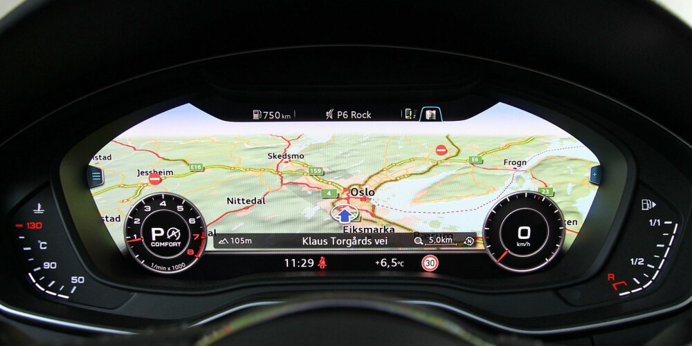 VIRTUELL COCKPIT: Panelet har tredimensjonal grafikk, og du kan bytte mellom to visningsmoduser: Den klassiske visningen med speedometer og turteller i forgrunnen, eller infotainment-modus hvor de virtuelle instrumentene er mindre. VIRTUELL COCKPIT: Panelet har tredimensjonal grafikk, og du kan bytte mellom to visningsmoduser: Den klassiske visningen med speedometer og turteller i forgrunnen, eller infotainment-modus hvor de virtuelle instrumentene er mindre.