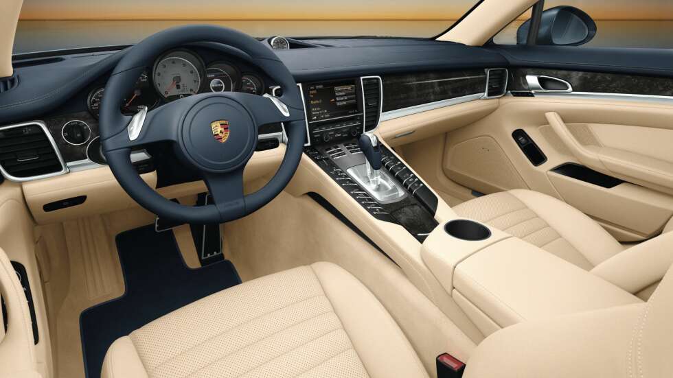 PANAMERA: Ny versjon på de to øverste bildene, gammel nederst. FOTO: Porsche PANAMERA: Ny versjon på de to øverste bildene, gammel nederst. FOTO: Porsche