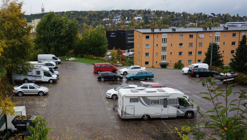 TAR PLASS: Mange bobileiere i borettslag opplever at både styre og naboer reagerer negativt. Argumentene går gjerne på at en bobil tar for mye plass, eller at den ruver for mye i et ellers oversiktlig terreng av personbiler. TAR PLASS: Mange bobileiere i borettslag opplever at både styre og naboer reagerer negativt. Argumentene går gjerne på at en bobil tar for mye plass, eller at den ruver for mye i et ellers oversiktlig terreng av personbiler.