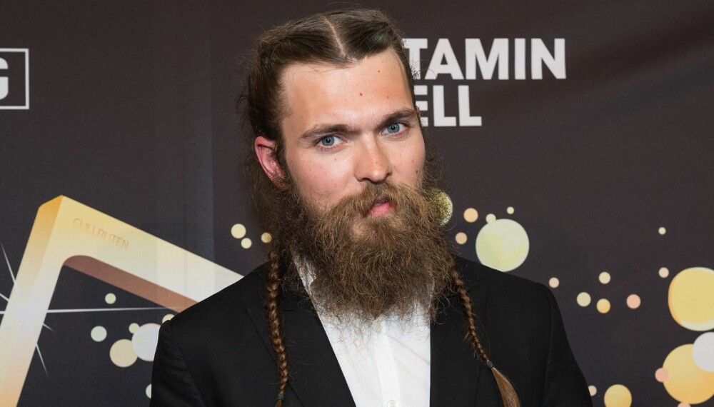 MED MAN BRAID: Enok Groven, kjent fra NRK-realityserien Anno og vinneren av "Årets deltaker"-pris under årets Gullruten med "man braids". MED MAN BRAID: Enok Groven, kjent fra NRK-realityserien Anno og vinneren av "Årets deltaker"-pris under årets Gullruten med "man braids".