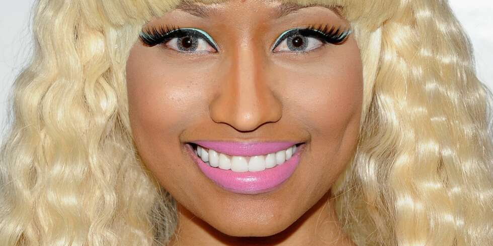 NEI, NEI, NEI: Her har nok Nicki Minaj gått på en liten smell.. Det er ikke sånn du skal sminke nesen smalere! Få tipsene til hvordan i saken under. NEI, NEI, NEI: Her har nok Nicki Minaj gått på en liten smell.. Det er ikke sånn du skal sminke nesen smalere! Få tipsene til hvordan i saken under.