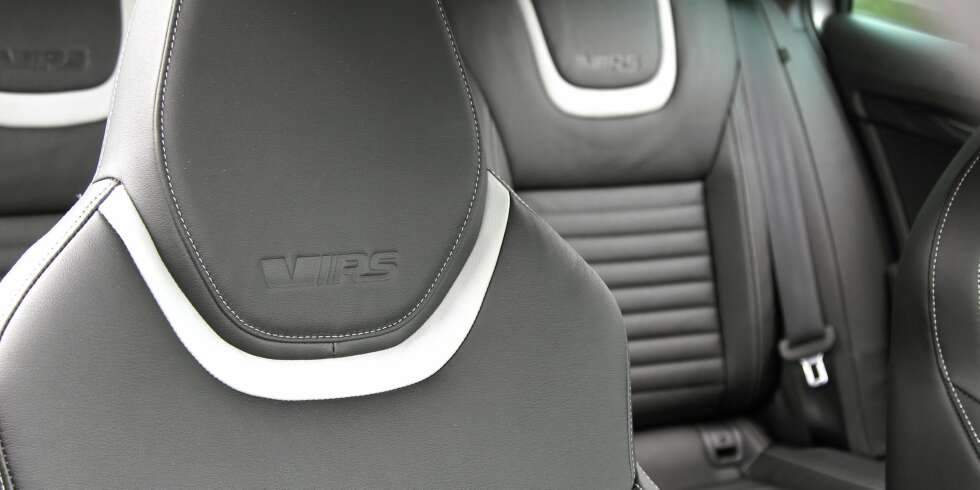 STOR OG SPORTSLIG: Innvendig er Skoda Octavia RS 4x4 fortsatt en real familiefrakter med masse baksete- og bagasjeplass. RS-setene gir mer støtte og en mer sportslig atmosfære. STOR OG SPORTSLIG: Innvendig er Skoda Octavia RS 4x4 fortsatt en real familiefrakter med masse baksete- og bagasjeplass. RS-setene gir mer støtte og en mer sportslig atmosfære.