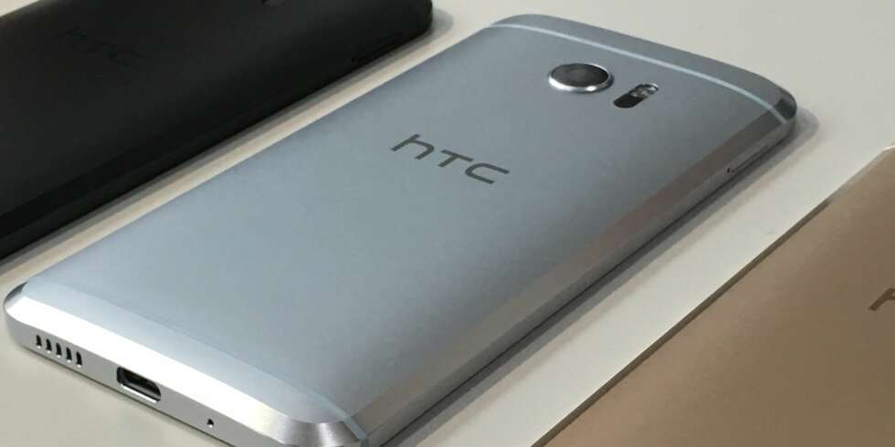 VELKJENT: HTC 10 føyer seg pent inn i rekken av lekre HTC-mobiler laget i et såkalt unibody-design. Årets modell har fått avskårne kanter versus tidligere modellers litt rundere former. VELKJENT: HTC 10 føyer seg pent inn i rekken av lekre HTC-mobiler laget i et såkalt unibody-design. Årets modell har fått avskårne kanter versus tidligere modellers litt rundere former.