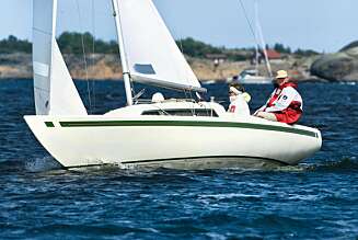 VIND I SEILENE: Også sammen med dronning Sonja liker Harald seg i seilbåt. Her er de utenfor Mågerøy på kronprins Haakons bursdag 20. juli 2004. VIND I SEILENE: Også sammen med dronning Sonja liker Harald seg i seilbåt. Her er de utenfor Mågerøy på kronprins Haakons bursdag 20. juli 2004.