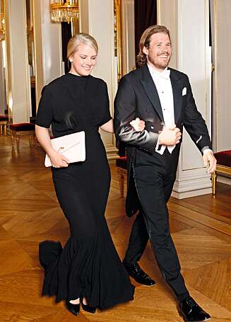 PÅ GALLA: Privat er Kjetil samboer med Nina Caroline Andresen. Her på en gallamiddag på slottet i fjor sommer. PÅ GALLA: Privat er Kjetil samboer med Nina Caroline Andresen. Her på en gallamiddag på slottet i fjor sommer.