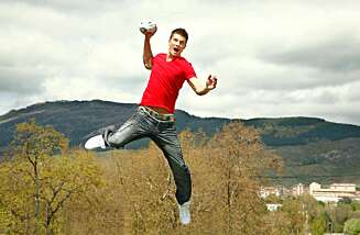 I SKUDDET: Kristian Kjelling har i mange år bodd i utenlandet på grunn av karrieren som håndballspiller. I SKUDDET: Kristian Kjelling har i mange år bodd i utenlandet på grunn av karrieren som håndballspiller.